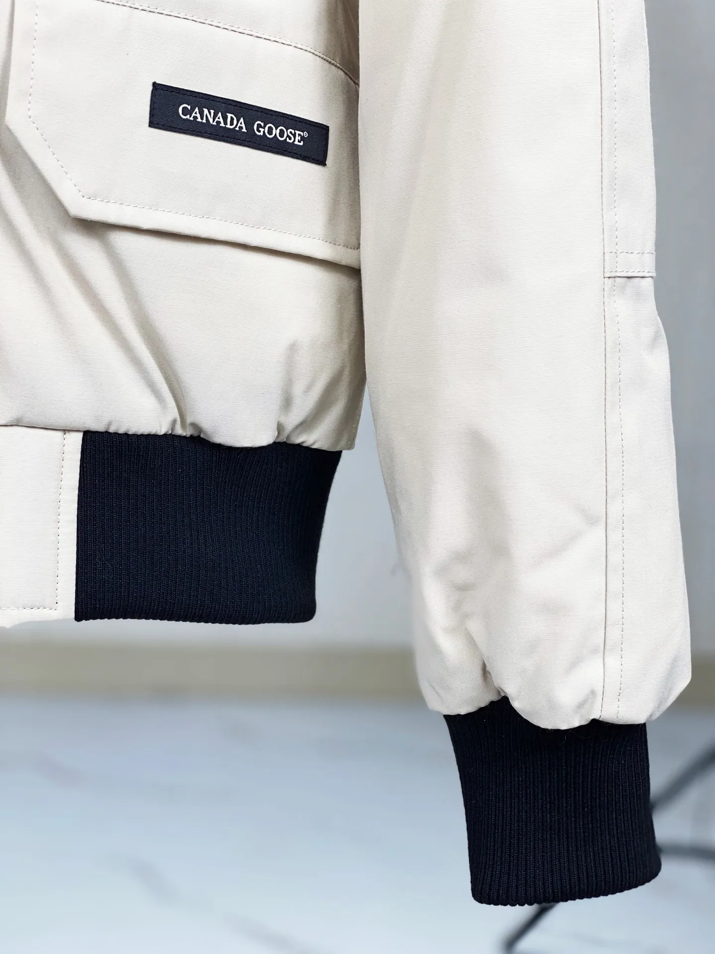 P780 Canada goose/Canada Goose Chilliwack 01 bomber jacket down jacket, authentic original clothing mold, all accessories are customized from the original factory. 💯The softness of the fabric is compared with the original product, and it can be restored by kneading at will (fabric misunderstanding: it is not a high-hardness fabric that is waterproof. Only those who buy the latest authentic version this year will notice the softness and comfort of the fabric) 💯The down is synchronized with the authentic white duck down, fluffy and not clumps, electronically controlled down filling machine. 💯Customized authentic YKK zipper pullers, high hardness and no jamming 💯The fur collar is custom-made from coyote skins in western Canada, the original version has the same origin 💯All workmanship and wiring are controlled by workers with more than ten years of service. They must be horizontal and vertical, and are not crooked. The inner wiring density is more sophisticated. Feel free to compare 💯Goose logo on sleeves, collar label, washed label, hangtag, zipper cord, pocket label, cuff thread, hem thread All details are updated simultaneously with the original product. The best version with the most complete colors. Sizes: XS-XXL (size chart attached below)